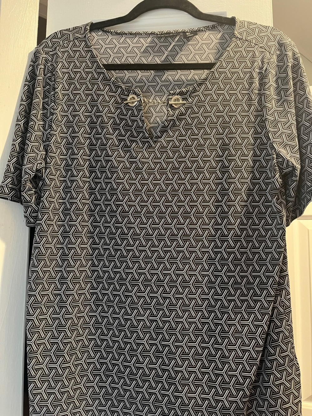 Tahari Black & White Geometric V-Neck Short Sleeve Top  size L EUC